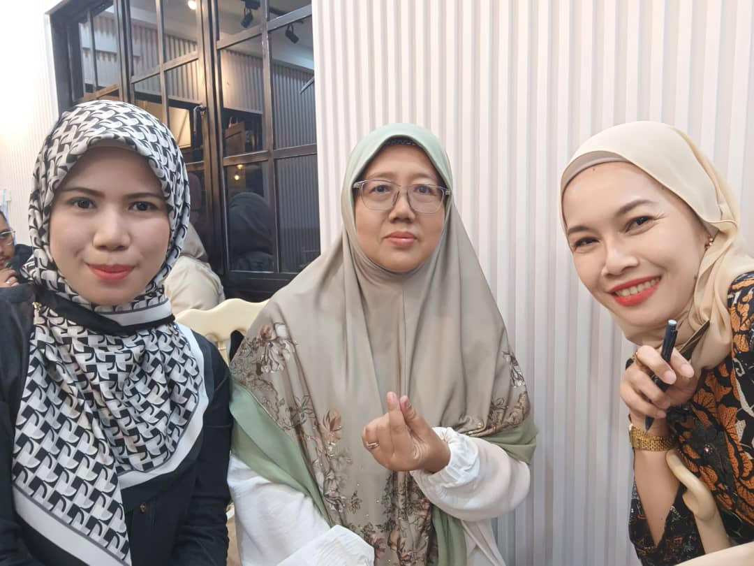 Coach Ida with team members at a coaching meet-up