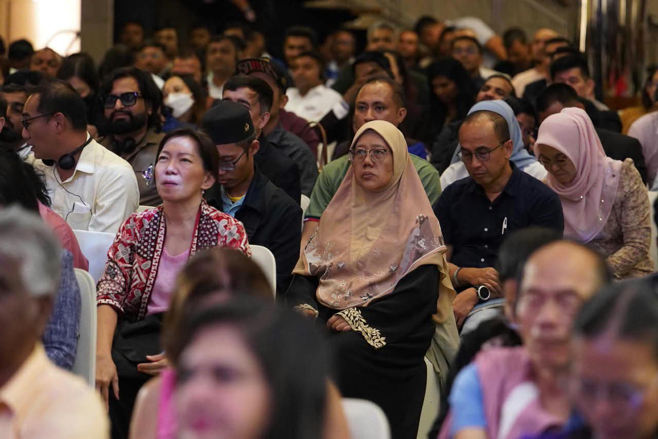Packed hall of attendees at an international Enagic business seminar