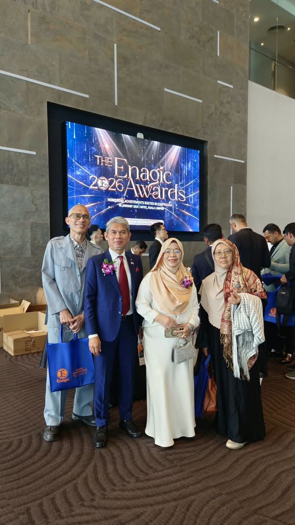Distributors posing at The Enagic 2026 Awards ceremony