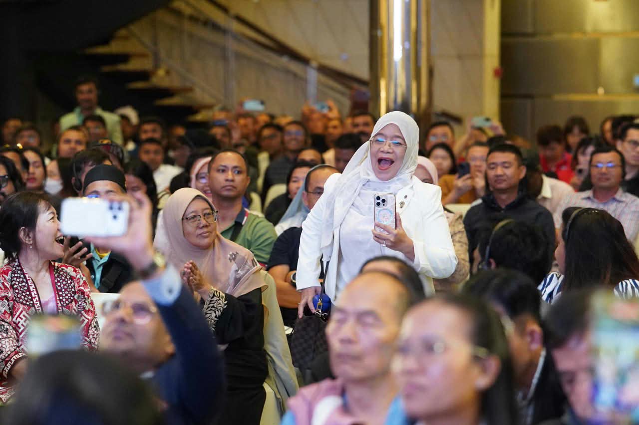 Audience cheering and capturing the moment at a global business event